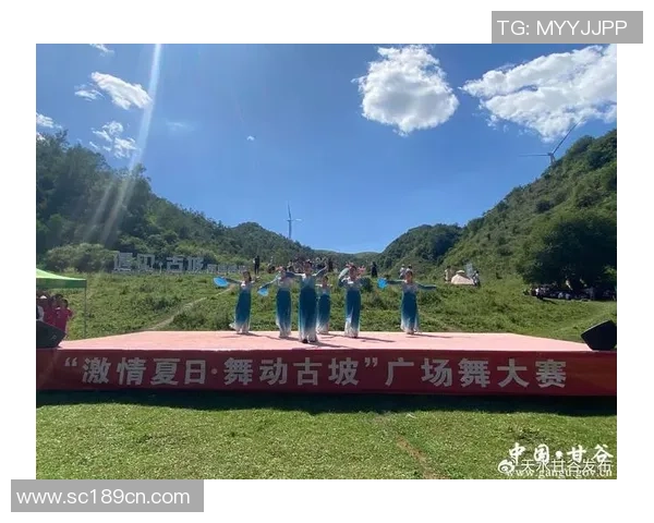 广场舞小伙激情打篮球展现青春活力与团队精神 广场舞小伙激情打篮球展现青春活力与团队精神